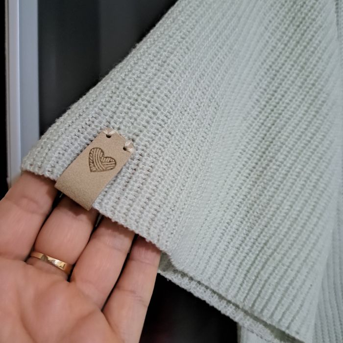 Top, pulover pana in talie
Brodat manual
De la Topshop
Marime 38 scrie