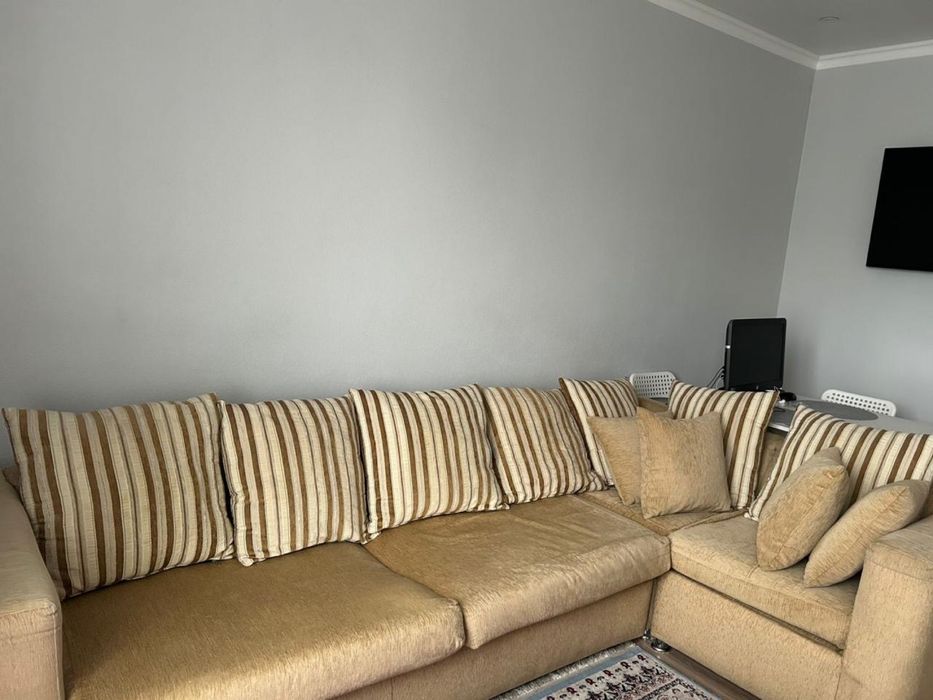 Продается диван угловой в хорошем состоянии, светлый,  раскладывается.