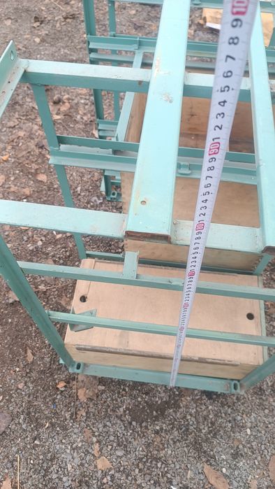 Стол для инструмента.