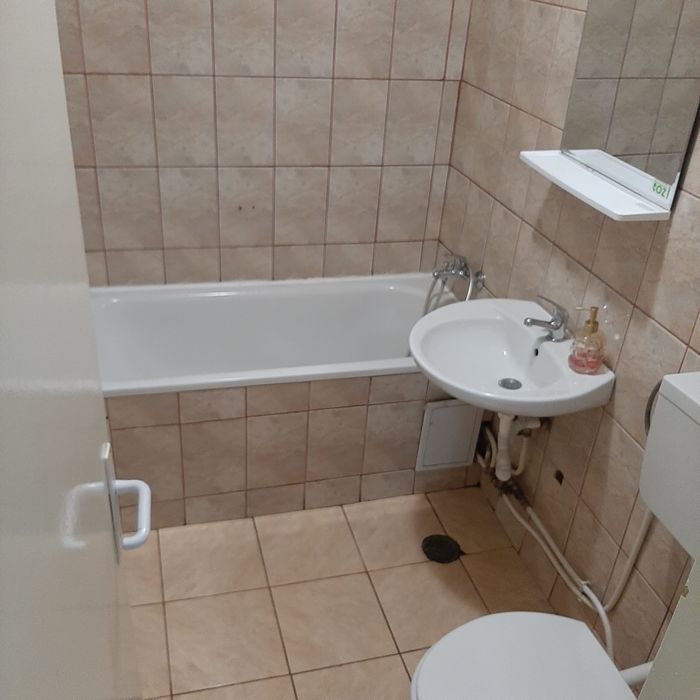 Inchiriez apartament cu 3 camere-Central