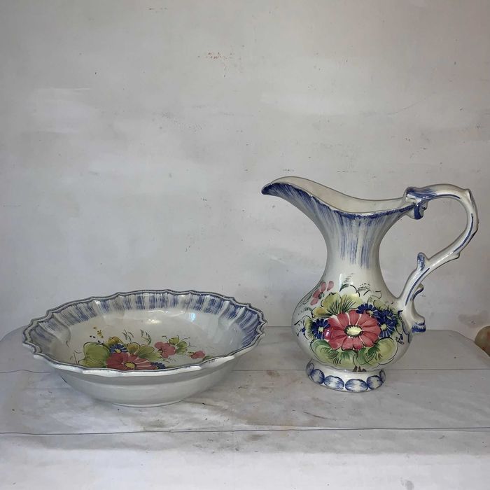 Lavoar cu carafa de apa