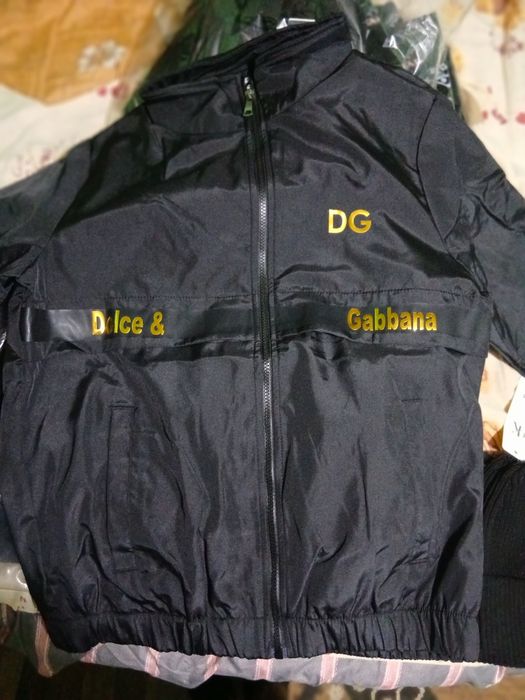 Vând haine de firmă