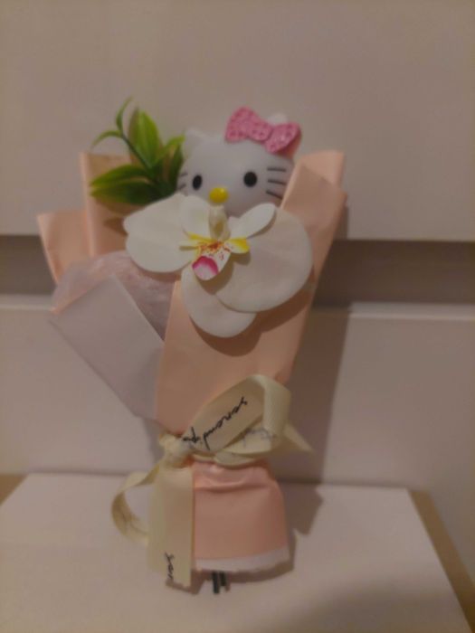 Buchet mic de flori Hello Kitty