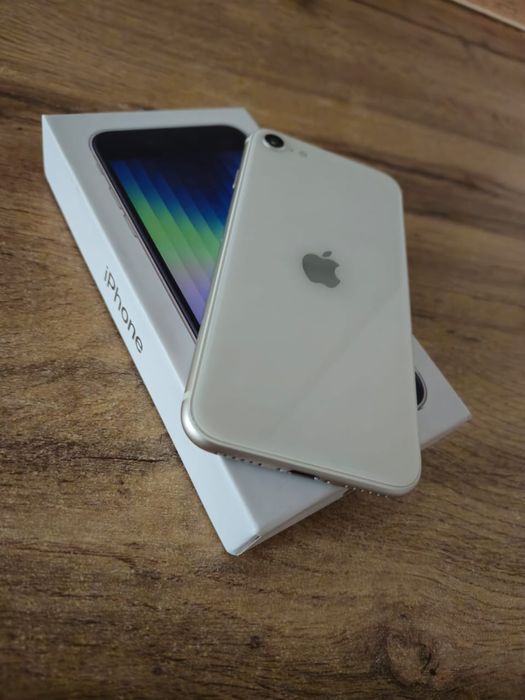 Продам айфон эсе 2023 года