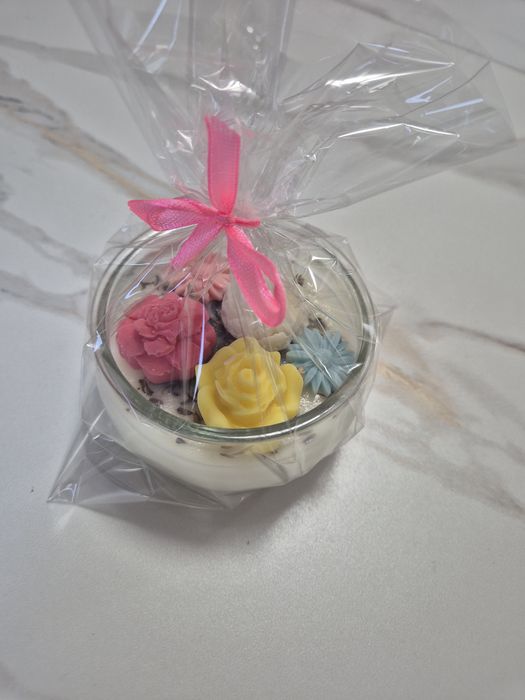 Confectionez lumânări parfumate handmade din ceară naturală de soia