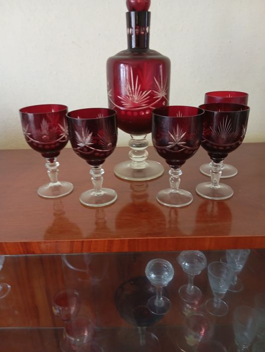 Pahare de rubin de țuică și vin