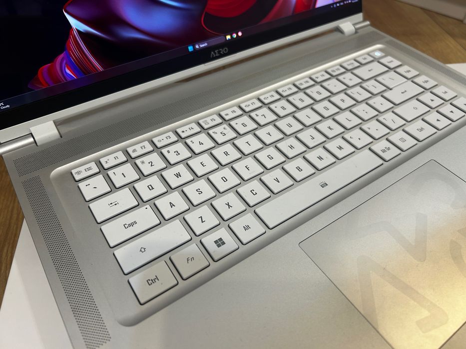 Laptop GIGABYTE Gaming AERO 16 - NVIDIA GeForce RTX 4070 8GB