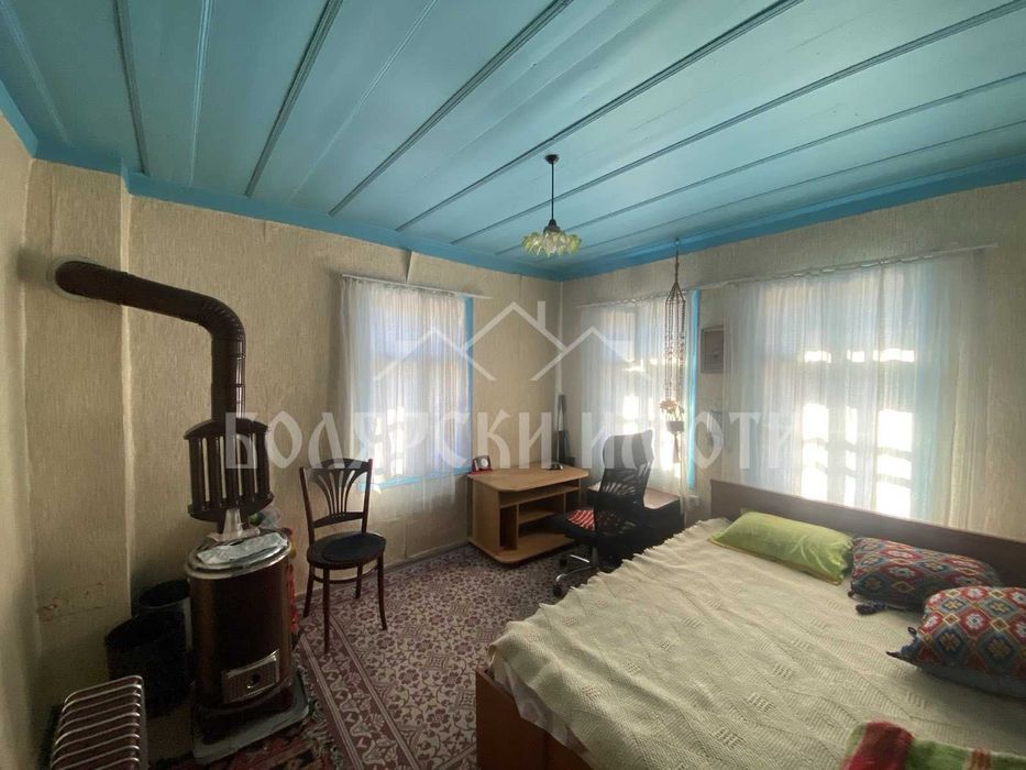 Двуетажна къща с дворно място в с. Ресен