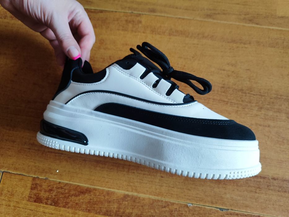 Продам женские кроссовки