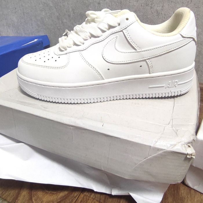 Продам новые кроссовки Nike