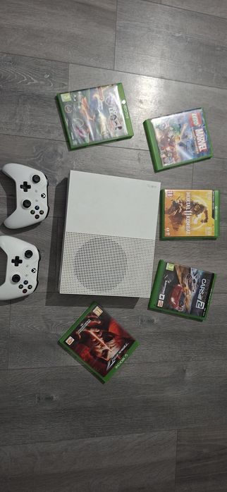 Vând XBox One S 365 gb+ 5 jocuri si 2 controlere