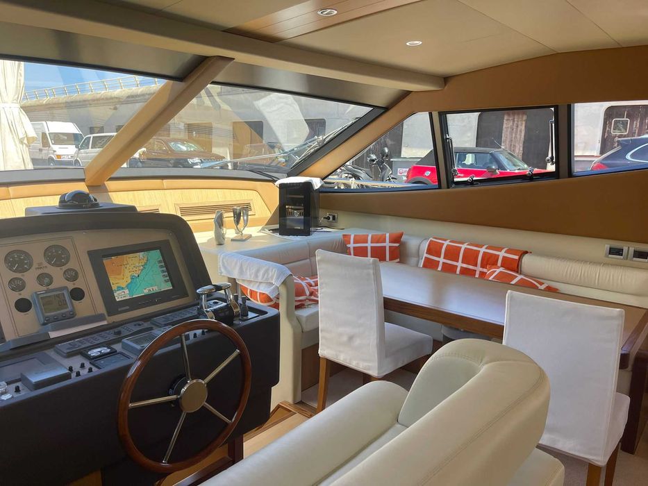 AMBARCATIUNE cu motor yacht