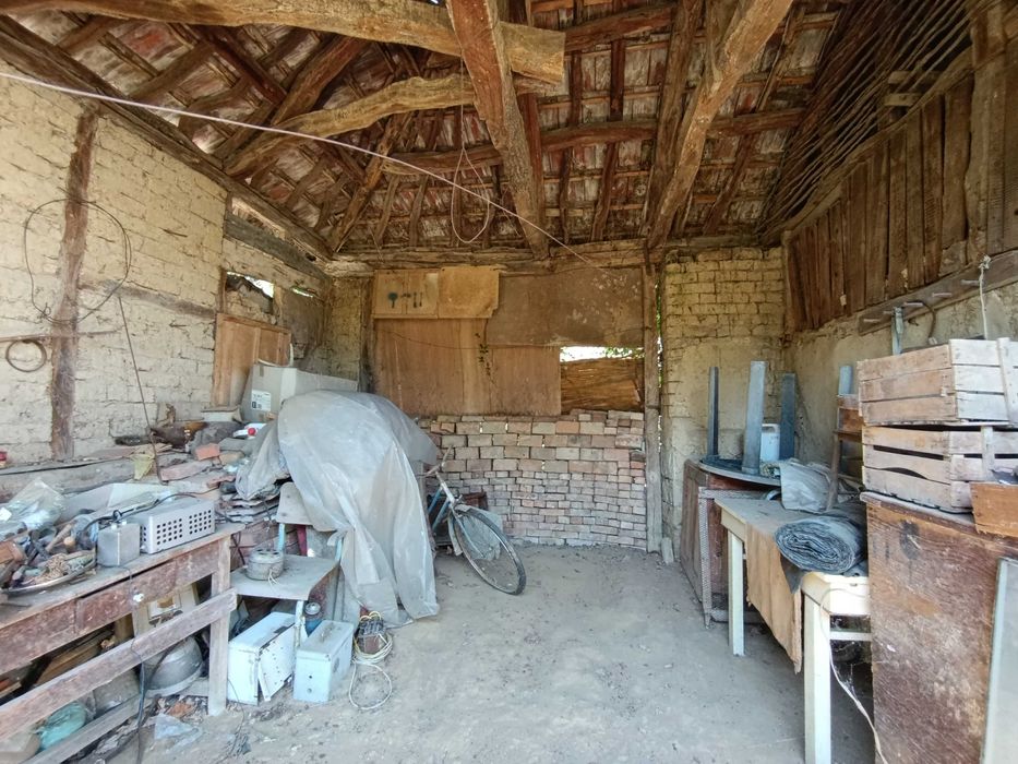 къща с двор в село Яворец