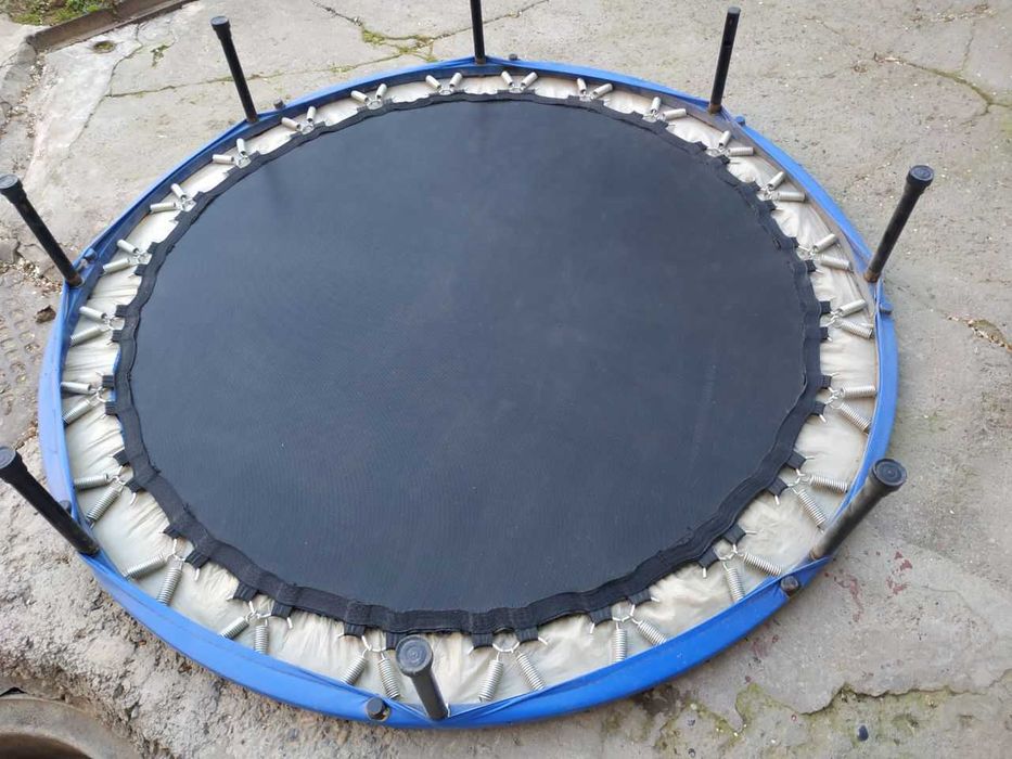 Батут диаметр 150 см. На вес человека около 40 - 50 кг макс.