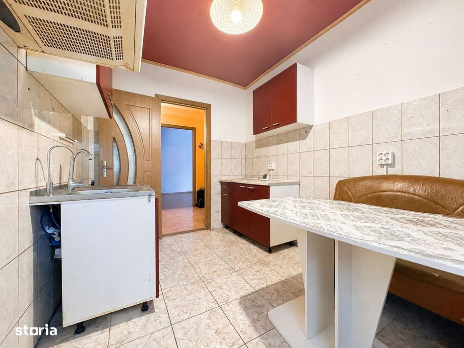 3 camere decomandat, etaj 1, centrală proprie, 2 balcoane + logie