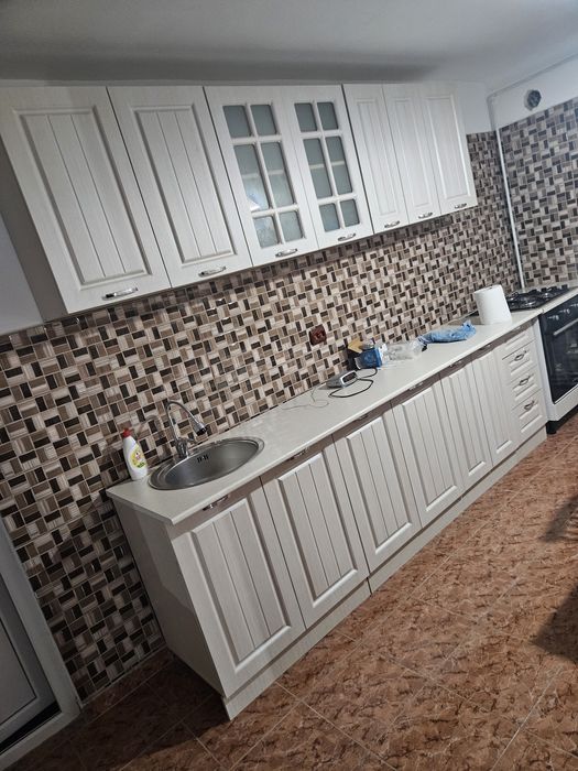 Mobila dormitor formata din pat, dulap, 2 noptiere si comoda tv