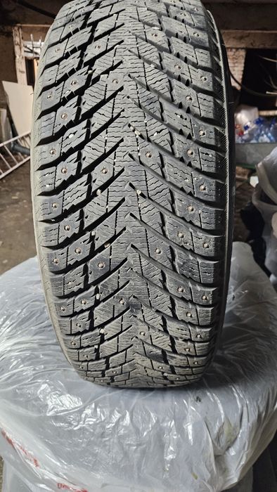 Продам зимнюю резину 215.55.r18