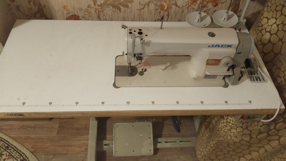 Продам швейную машинку jack со столом и двигателем