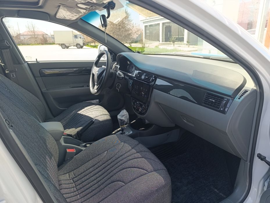 Jentra sotiladi bir qul minilgan moshin.