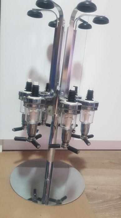 Dispenser rotativ de băuturi pentru 6 sticle