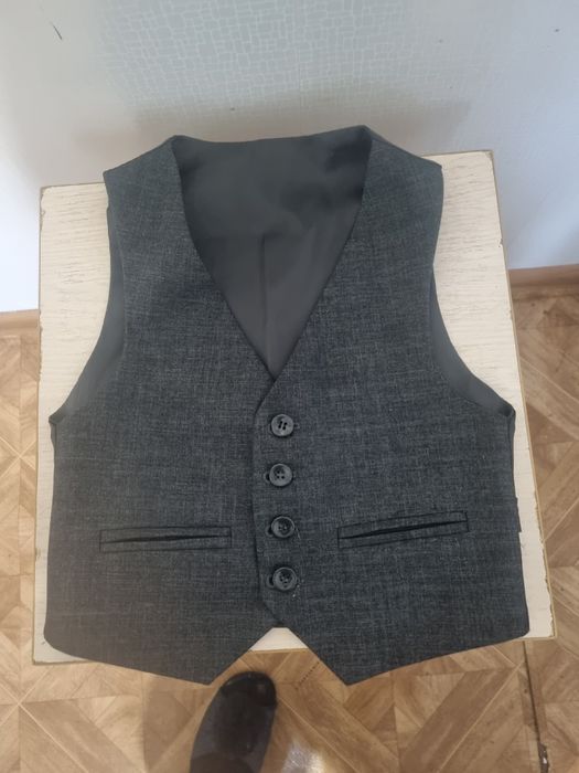 Продам жилетку для мальчиков