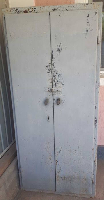 Железный шкаф несгораемый