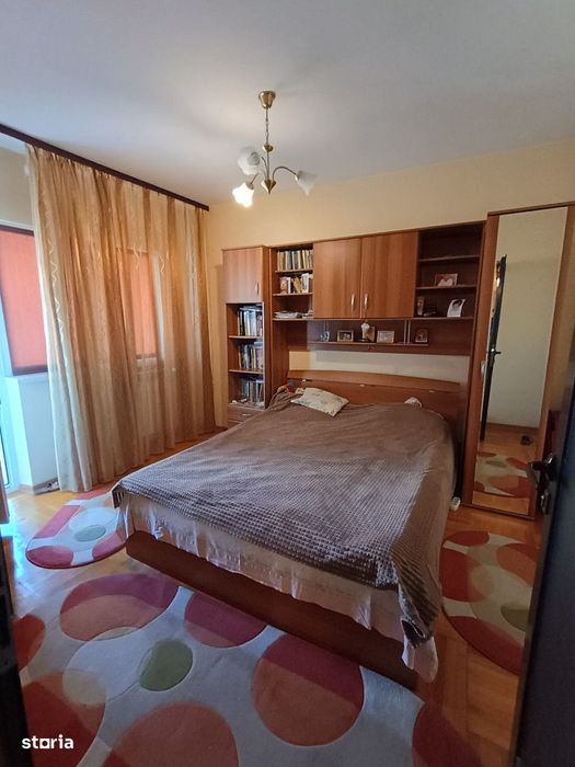 Apartament trei camere - Zona Școala Nr. 9 - 84 mp