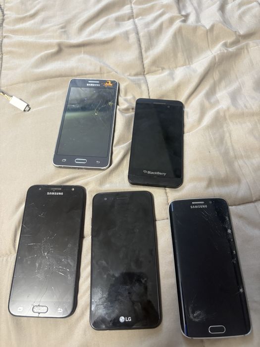 Lot 5 Telefoane mobile – 3 Funcționale / 2 Pentru piese (Samsung, LG, BlackBerry(Daca nu raspund  la telefon,MESAJ!