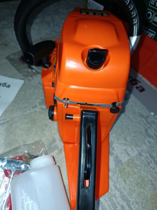 Бензопила бензиновая.