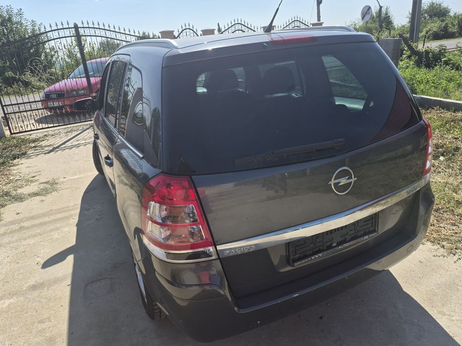 Masina Opel Zafira