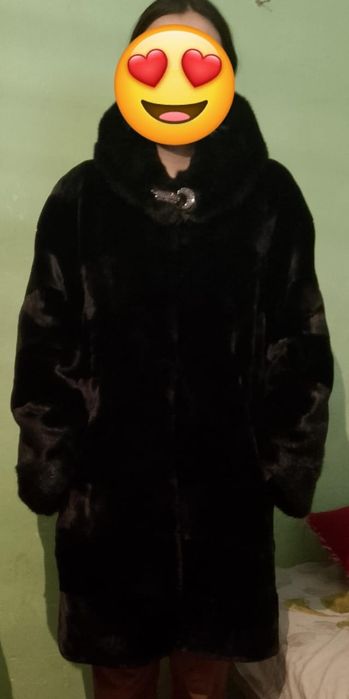 Шуба до колен, чёрная, экомех.
Состояние очень хорошее, почти как нова