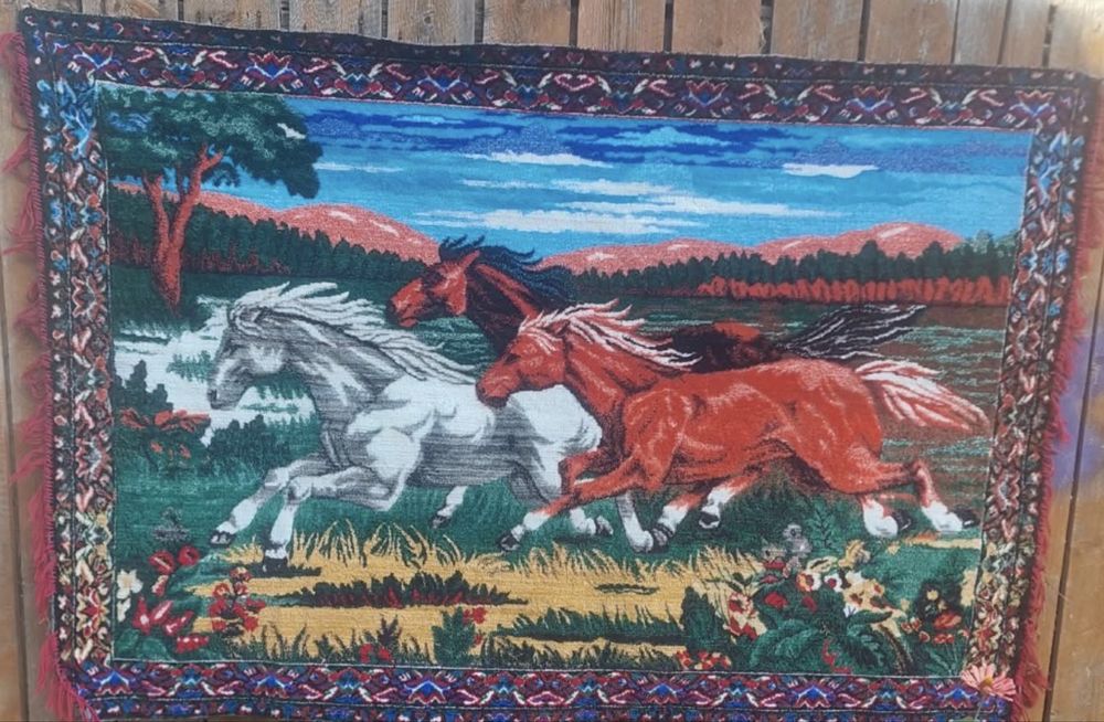 Carpetă vintage de perete cu cai în alergare / Peretar plusat, dimensiuni 1,73x 1,13