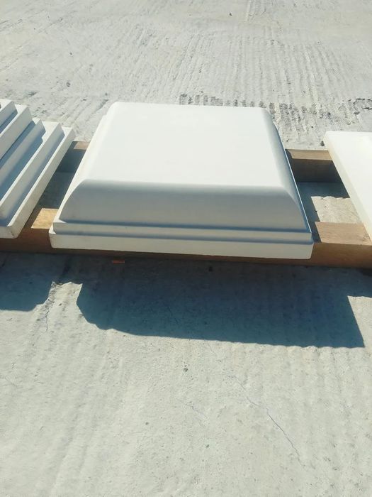 Vindem coame și capace de gard