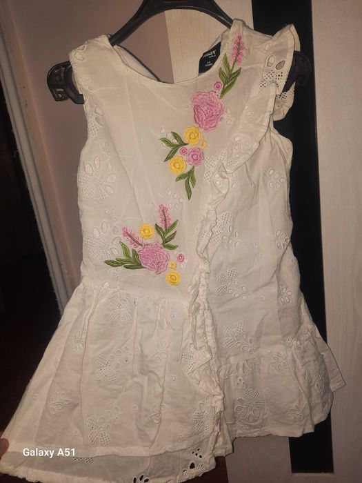 Продоются детские платья. На 3-5 лет. Фирменные, практичеки новые.