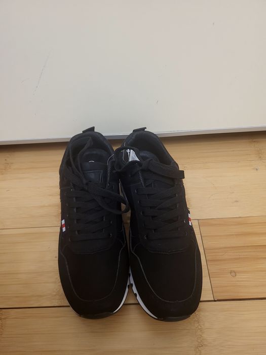 Продаю черные  кроссовки  с белой подошвой