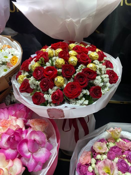 Buket gullar bargli savatli atirgul