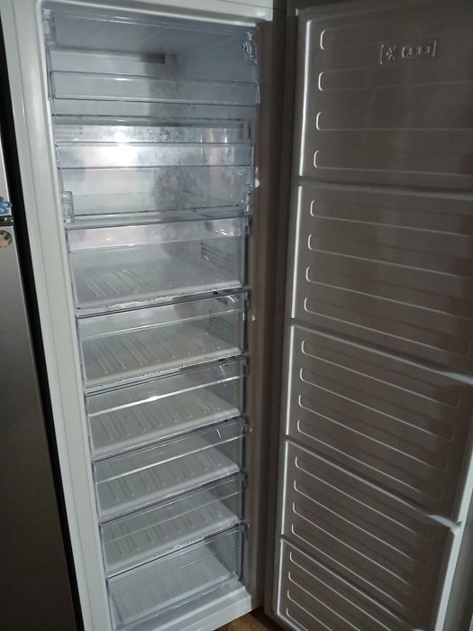 Congelator Beko,8 sertare,stare de funcționare și aspect bună.