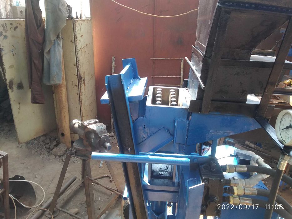 Продам   гидравлический  станок кирпича