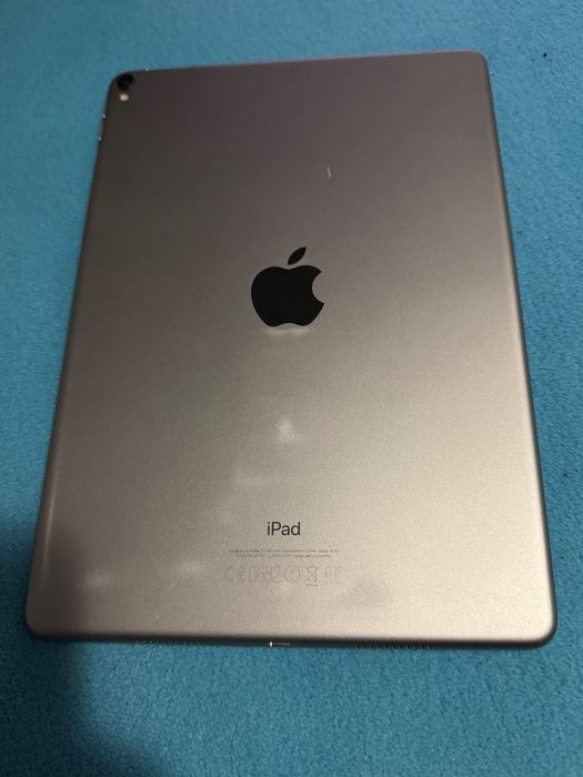 De vânzare 2 iPhone și o tabletă iPhone