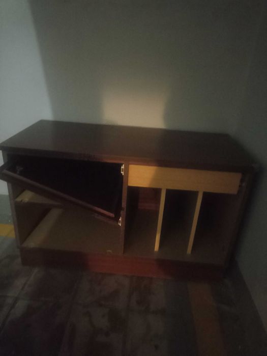Отдам шкаф и тумбу под телевизор б/у