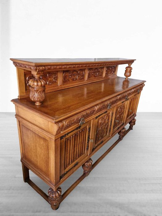 Изящно резбован контрабюфет дресоар от дъбов масив с метален обков