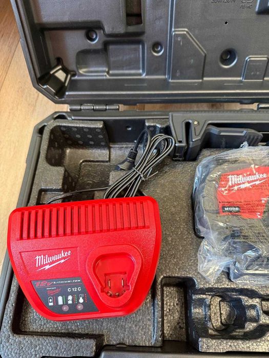Nivela Laser Milwaukee M12 CLLP-301C