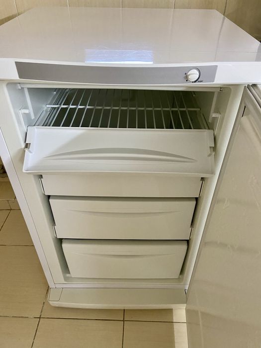Продам индезит морозильную камеру