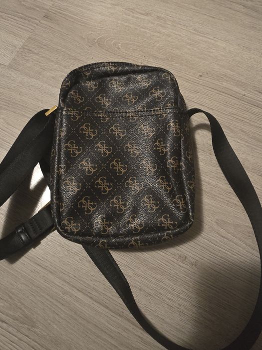 Guess чантичка за през рамо