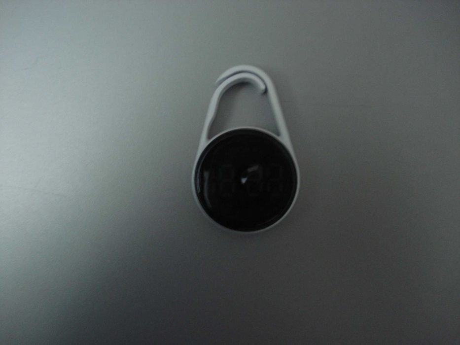 Breloc pendativ cu tocuh screen functie de ceas / calendar alb