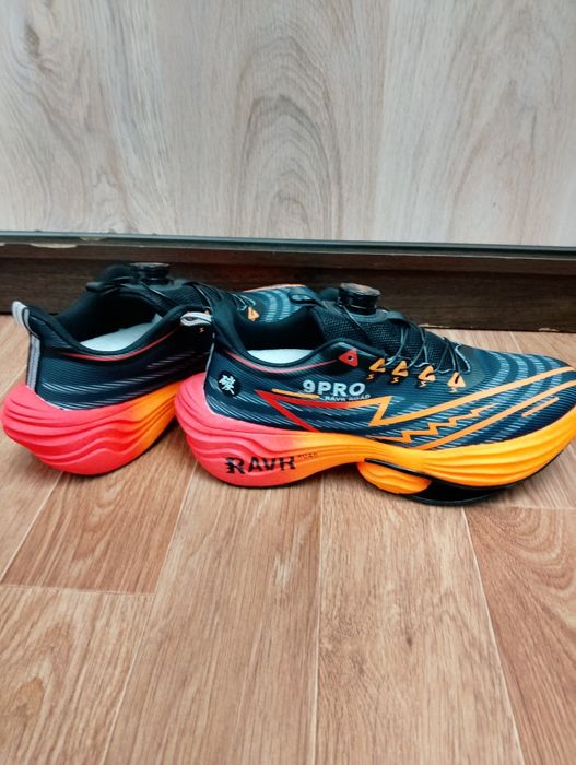 Продам кроссовки для бега