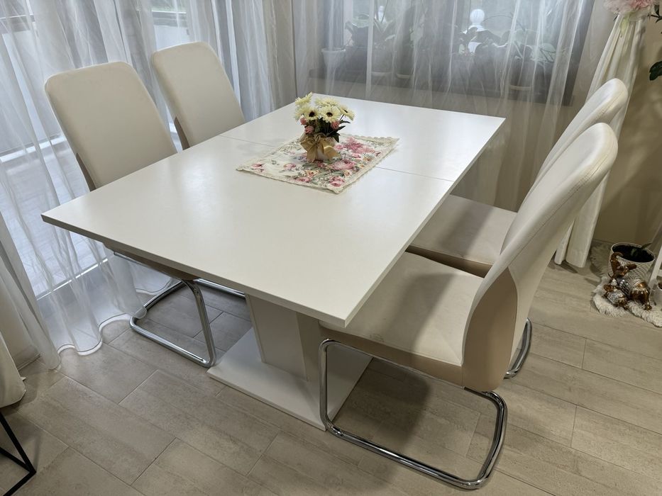 Трапезна маса със столове