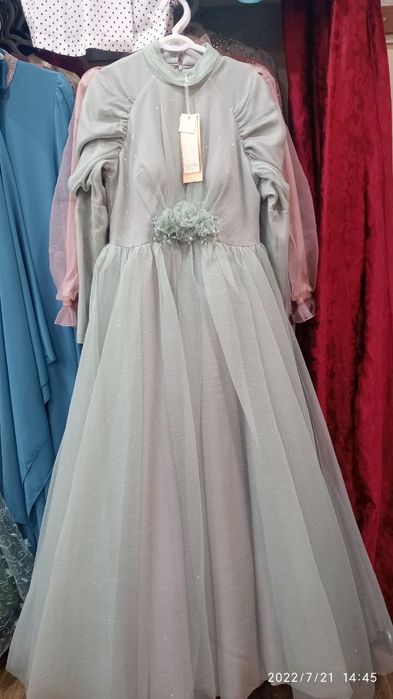 Zamonaviy oqshom libosi