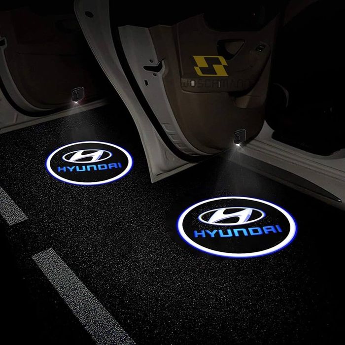 Проекция, подсветка с логотипом автомобиля Hyundai.