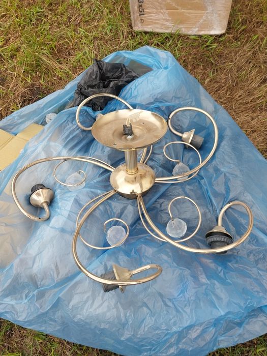 Ламинат, унитаз, люстра, лестница, картина